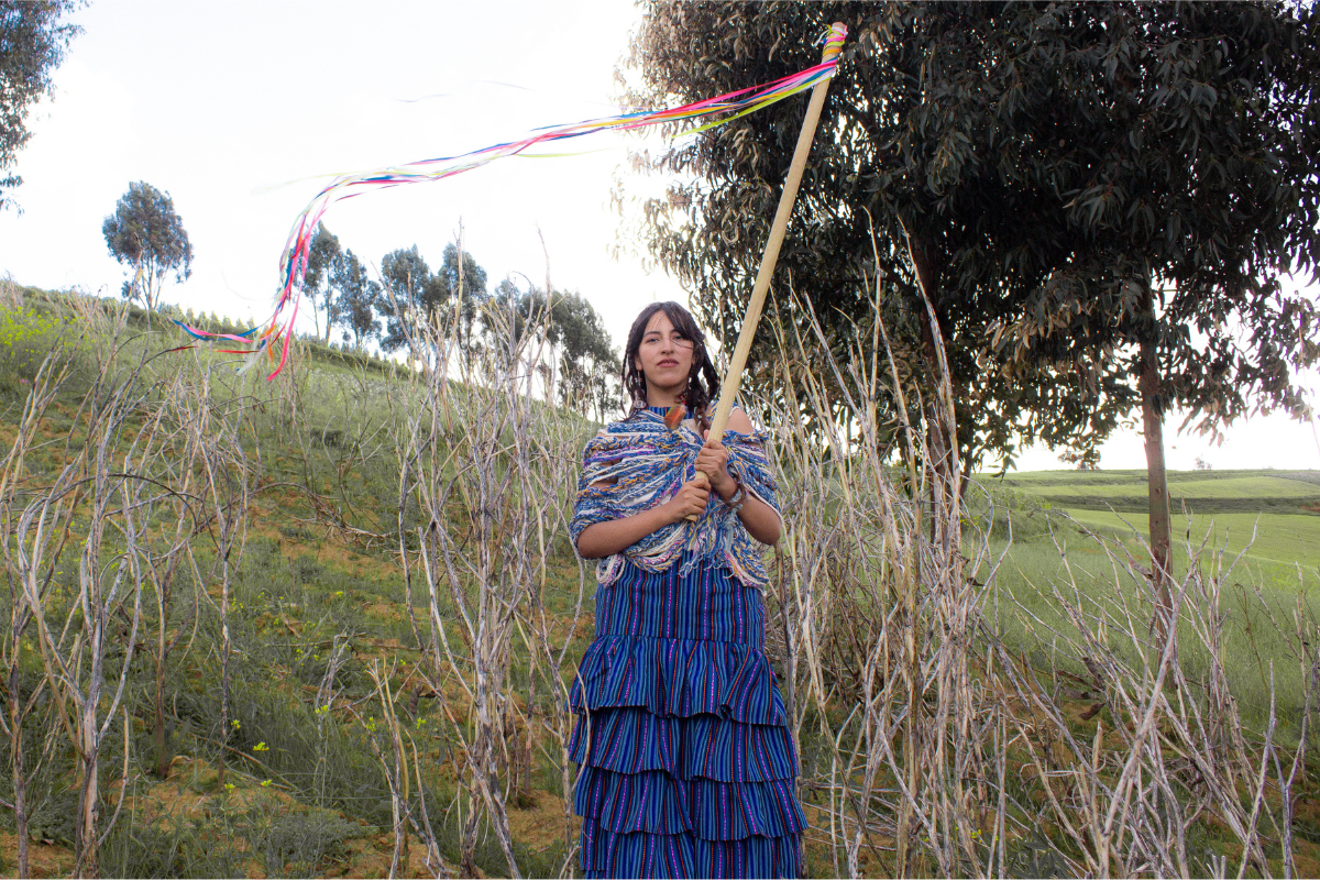 Ailis Blue fusiona mitos andinos y electrónica en su álbum conceptual «Pasos Walmi»